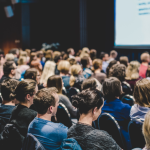 A Câmara Brasil–Texas celebra a retomada dos eventos presenciais ao homenagear astronauta e a United Airlines em cerimônia destacada por Paulo Roberto Gomes Fernandes.